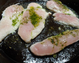 Foto del paso 1 de la receta: Pitera de pollastre a la planxa amb picada julivert