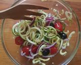Foto del paso 2 de la receta: Salmón con fideos de calabacita al horno con sabor mediterráneo