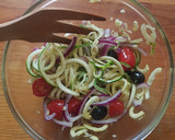 Foto del paso 2 de la receta: Salmón con fideos de calabacita al horno con sabor mediterráneo