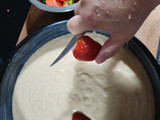 Queque con fresas y migas