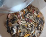 Foto langkah ke 5 dari resep Sosis Jamur Champignon Saus Inggris.