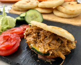 Foto del paso 13 de la receta: Arepas de ternera deshilachada en salsa de mostaza, miel y vegetales (versión normal y Mambo)
