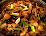 Hình bước làm 4 của món Gà Om Ba Loại Nấm