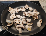 Foto del paso 1 de la receta: Tortilla esponjosa de champiñones y espinacas al cabrales