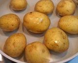 Foto del paso 1 de la receta: Papas rellenas con queso envueltas en tocino🌺