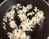 Foto del paso 3 de la receta: Huevos con chorizo y guisantes