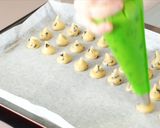 A picture of step 4 of Crispy mini chocolate chip cookies.