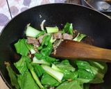 Foto langkah ke 3 dari resep Daging Sapi Tumis Pokcoy.