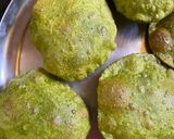 A picture of step 4 of Methi Palak Poori.