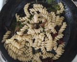 Foto del paso 4 de la receta: Fusilli con pesto de albahaca, tomates secos y champis