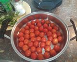 Foto del paso 1 de la receta: Tomates cherry confitados con hierbas aromáticas