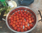 Foto del paso 1 de la receta: Tomates cherry confitados con hierbas aromáticas