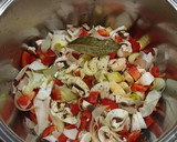 Foto del paso 2 de la receta: Contramuslos de pollo en salsa de champiñón y pimiento rojo