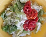 Hình bước làm 2 của món Cơm Trưa Cá Bống Dừa Kho sả Ớt Kèm Salad cải xà lách trộn