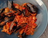 Foto del paso 8 de la receta: Chipirones con sepia y mejillones en sofrito de verduras