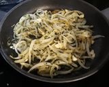 Foto del paso 1 de la receta Manitas de cerdo con cebolla y champiñones al vino blanco