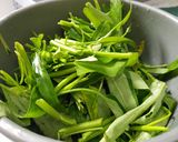 Foto langkah ke 1 dari resep Tumis Kangkung Segar dgn Sedikit Kuah Masak Tanpa Minyak Goreng.