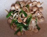 Hình bước làm 2 của món Mì tương đen plus tobokki