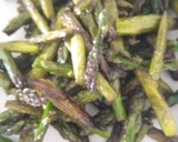 Foto del paso 2 de la receta: Salteado de bimis, setas y espárragos a la mantequilla negra