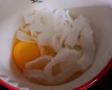Hình bước làm 1 của món Mì lá tươi nướng trứng chà bông
