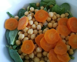 Foto del paso 4 de la receta: Ensalada de garbanzos con vinagreta de huevo