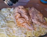 Une image de l'étape 4 de Poulet mariné sur lit de pomme de terre.