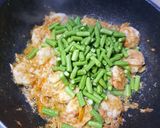 รูปขั้นตอนการทำที่ 3 ของ กุ้งผัดพริกเหลือง