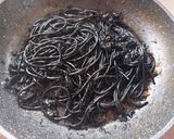 A picture of step 3 of Spaghetti with Squid Ink, Clams, and Pistachios.