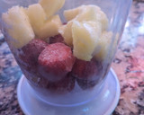 Foto del paso 1 de la receta: 🍹Licuado de frutilla y ananá 🍍🍓