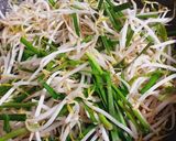 Hình bước làm 1 của món Giá hẹ xào tôm khô