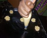 A picture of step 5 of Butter flower cookies.