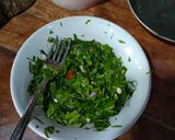 Foto langkah ke 2 dari resep Telur dadar daun So.