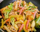 Hình bước làm 3 của món Nui xào nấm,chả cá,đậu hủ và rau củ