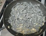 Foto del paso 3 de la receta: Tagliatelle en tinta de calamar con salsa mollica