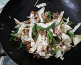 Hình bước làm 5 của món Bắp cải xào thịt