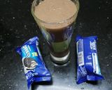 A picture of step 3 of Banana oreo milk shake.
