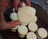 Foto del paso 5 de la receta: Alfajorcitos tipo "Maizena" con harina (SIN MANTECA)