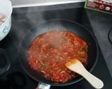Une image de l'étape 2 de Riz jaune + poulet à la sauce tomate.