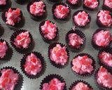 Foto langkah ke 3 dari resep Cornflakes Strawberry Praline.