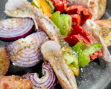 Foto del paso 3 de la receta: Brochetas de salmonetes y verduritas