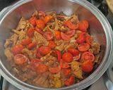 Foto del passaggio 5 della ricetta Finferli saltati con pasta fresca🍄‍🟫🍅🧄🧅🍝