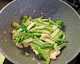 Foto langkah ke 3 dari resep Tumis Baby Kailan Hongkong Udang.