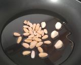 Foto del paso 1 de la receta: Merluza y butifarra de huevo en salsa almendras y azafrán