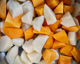 Foto del paso 2 de la receta: Setas con yema curada y crujiente de jamón ibérico sobre cama de patata y calabaza