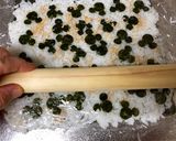 A picture of step 4 of Mickey Mouse Roll Sushi.