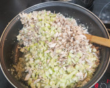 Foto del paso 6 de la receta: Huevos rellenos con gambones y verduras