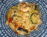 Foto del paso 4 de la receta: Noodles con verduras y langostinos