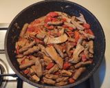 Foto del passaggio 14 della ricetta Cavatelli a tre dita al grano arso con pomodorini infornati e funghi cardoncelli