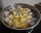 Hình bước làm 2 của món Canh gà nấu thơm & khổ qua