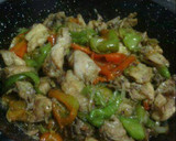 Foto del paso 3 de la receta: Pollo frito con ajos, cebolla y pimientos